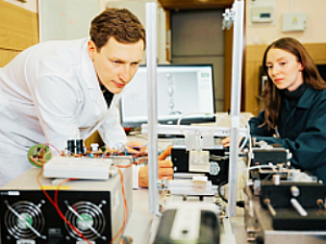 Физики выяснили, как у капель воды появляется корона при высокоскоростном ударе о поверхность